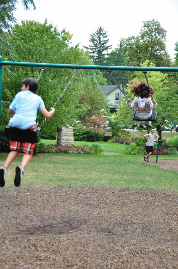 Diversão em balanço de praça em Niagara-on-the-Lake, no Canadá